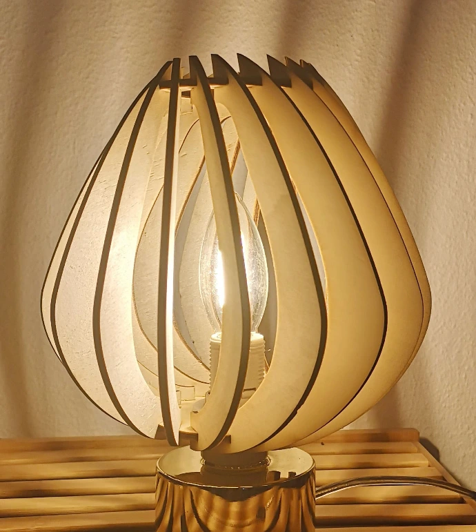 Lampe en bois découpée au laser